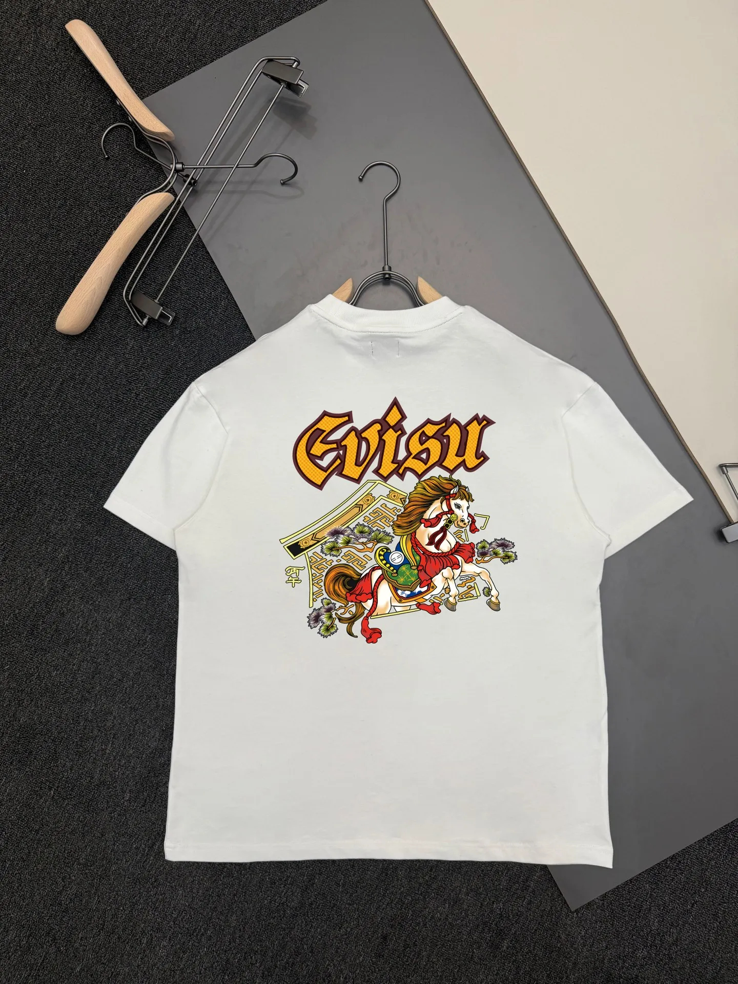EVISU 2026 New Arrival T Sizes S-XXL ： 5 # # Size S ：69 ：108 ：55 100-120 M ：70 ：110 ：56 120-140 L ：72 ： 114 ：57 140-160 XL ：74 ：118 ：58 165-180 XXL ：76 ：124 ：59.5 180 ： (CM) ， 1-3CM ， !